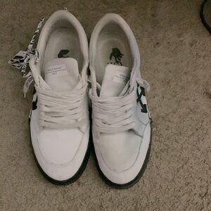 Off-White shoes $240 original price designer shoe mild stain( negotiable price)